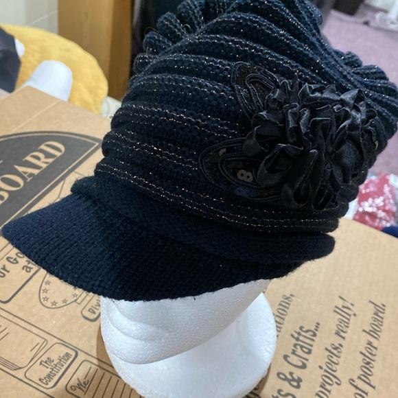 Black /Gold with bow detail winter - Picture 1 of 3